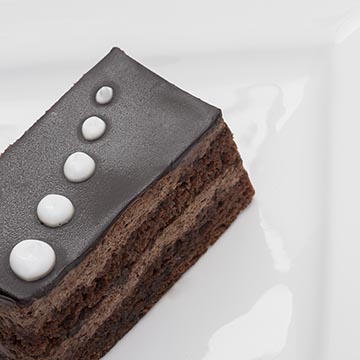 Шоколадный торт, бисквит. Food съемка. Фотографическое агентство GurFoto.Ru
